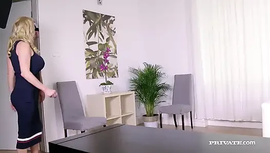 Monique Covet orta yaşlı seksi kadın olarak geri dönüyor!