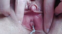 Extrema primer plano de la masturbación con enorme clítoris mojado