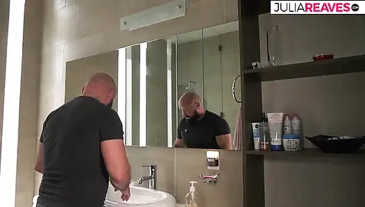 Geiles mädchen lutscht schwanz von liebhaber und wird dann zu einem cumshot im badezimmer gefickt