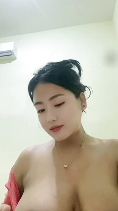 Joven mamá cachonda con grandes tetas sola en casa