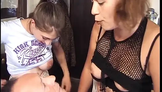Olgun orta yaşlı seksi kadın üçlü grup sekste yaşlı adamın yüzüne çılgınca fışkırtıyor