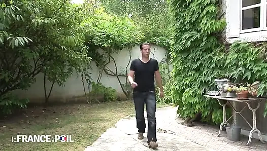 Грудастая женщина с короткой стрижкой помогает таксисту снять стресс