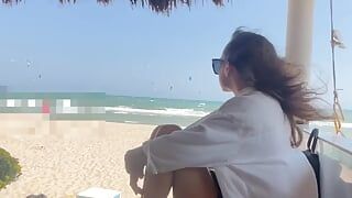 Moi - une adolescente de la plage fait un fétiche de la nourriture directement sur une bite et suce en gémissant, pipe en POV