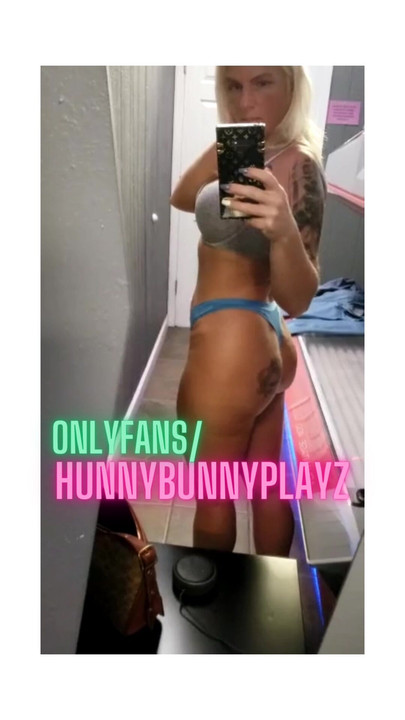 Curvy ass bunny