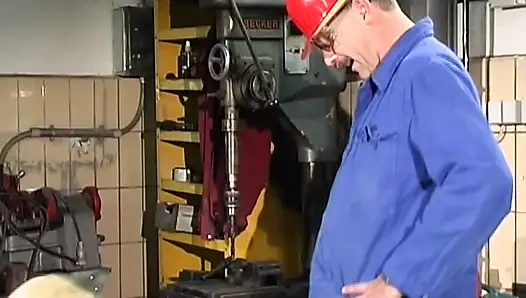 Писсинг-экшн с возбужденной немецкой блондинкой-сучкой в магазине механика