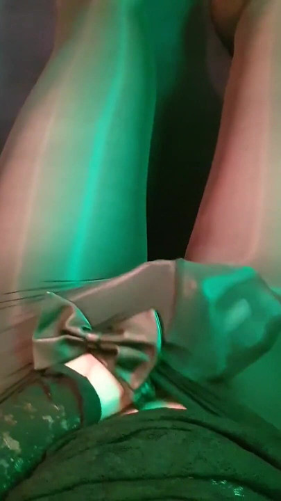 Hanya cepat tergelincir pada pakaian regangan lace hitam dan seluar ketat berkilat, perlahan-perlahan mengusik diri menyentuh dengan kulit hitam lembut saya