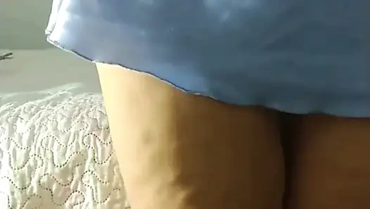 Geile Stiefmutter macht ein Video für ihre Follower im Internet.