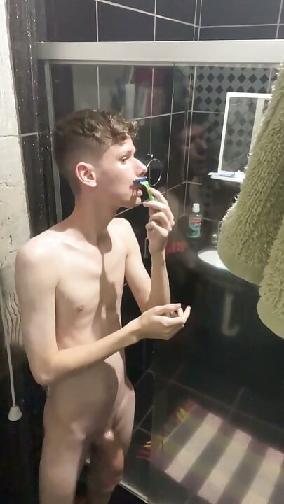 Magrinha gêmea tomando banho e mostrando seu corpo nu