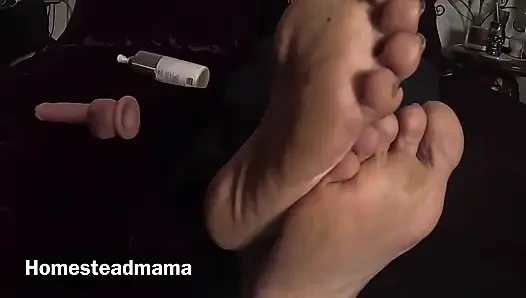 Грязные ступни, подчищают ступни