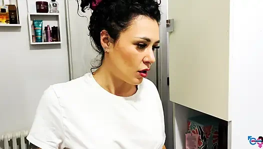 Verheirateter Klempner Fickt Eine Klientin in Der Badewanne Und Reuant Isst Sperma Aus Jeans, Um Beweise Zu Verbergen