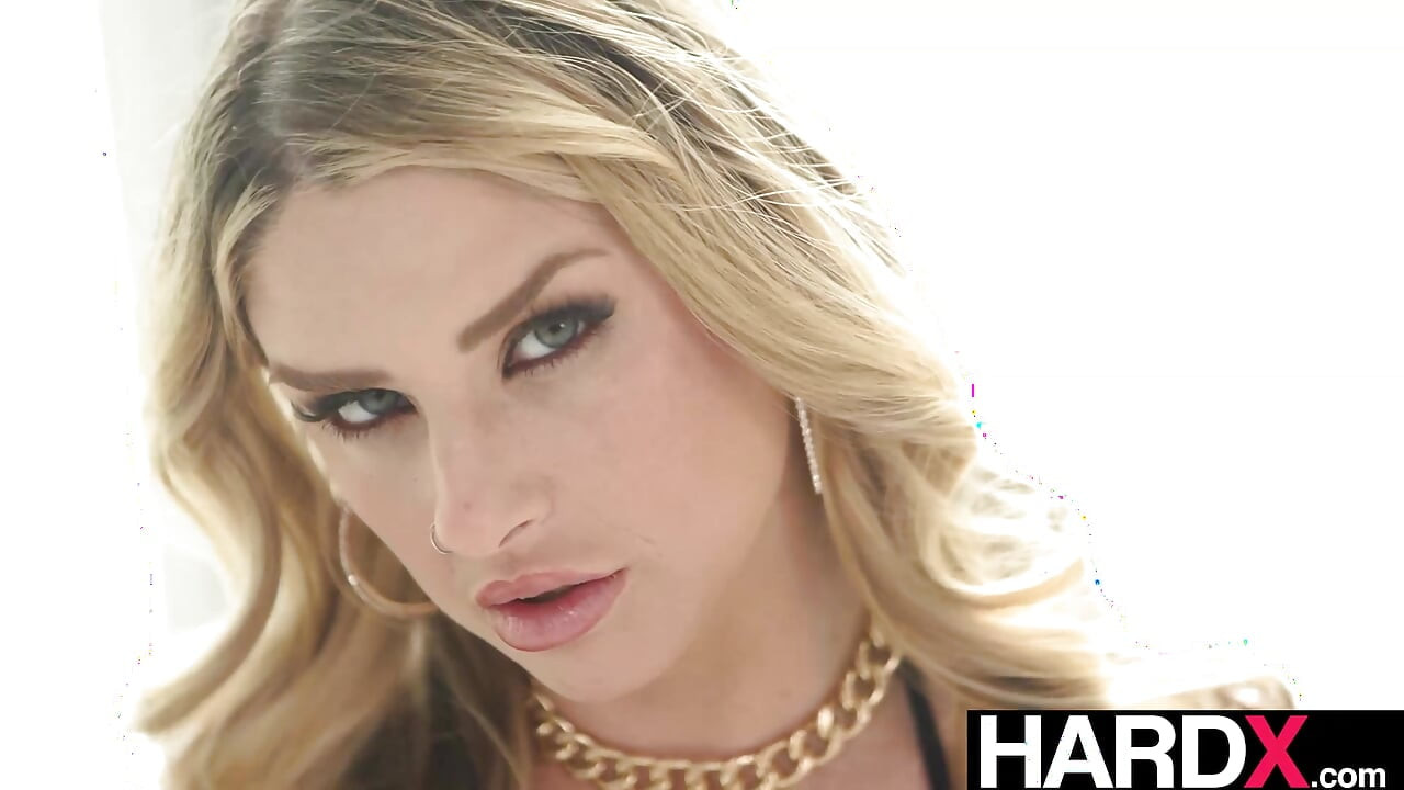 Hardx - nena culona Riley Reign abre sus piernas para una polla monstruosa en una sesión de follada hardcore