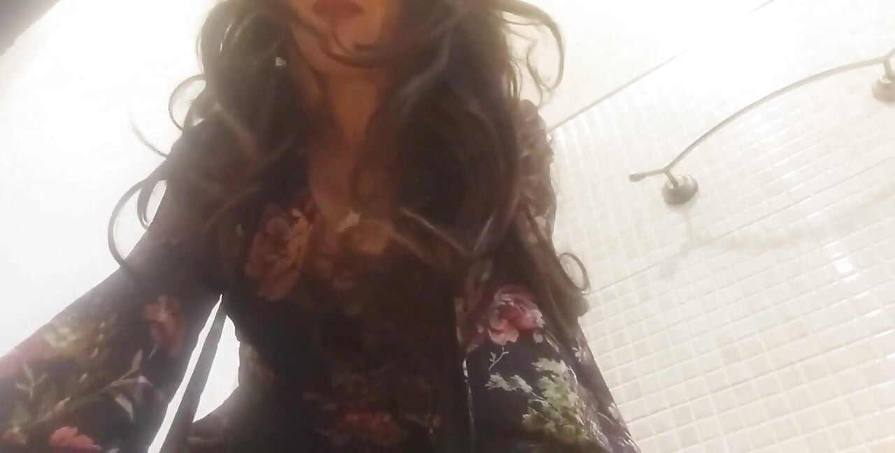 Monia Děvka, Jde do divadla a... nepřehlédnutelný příběh