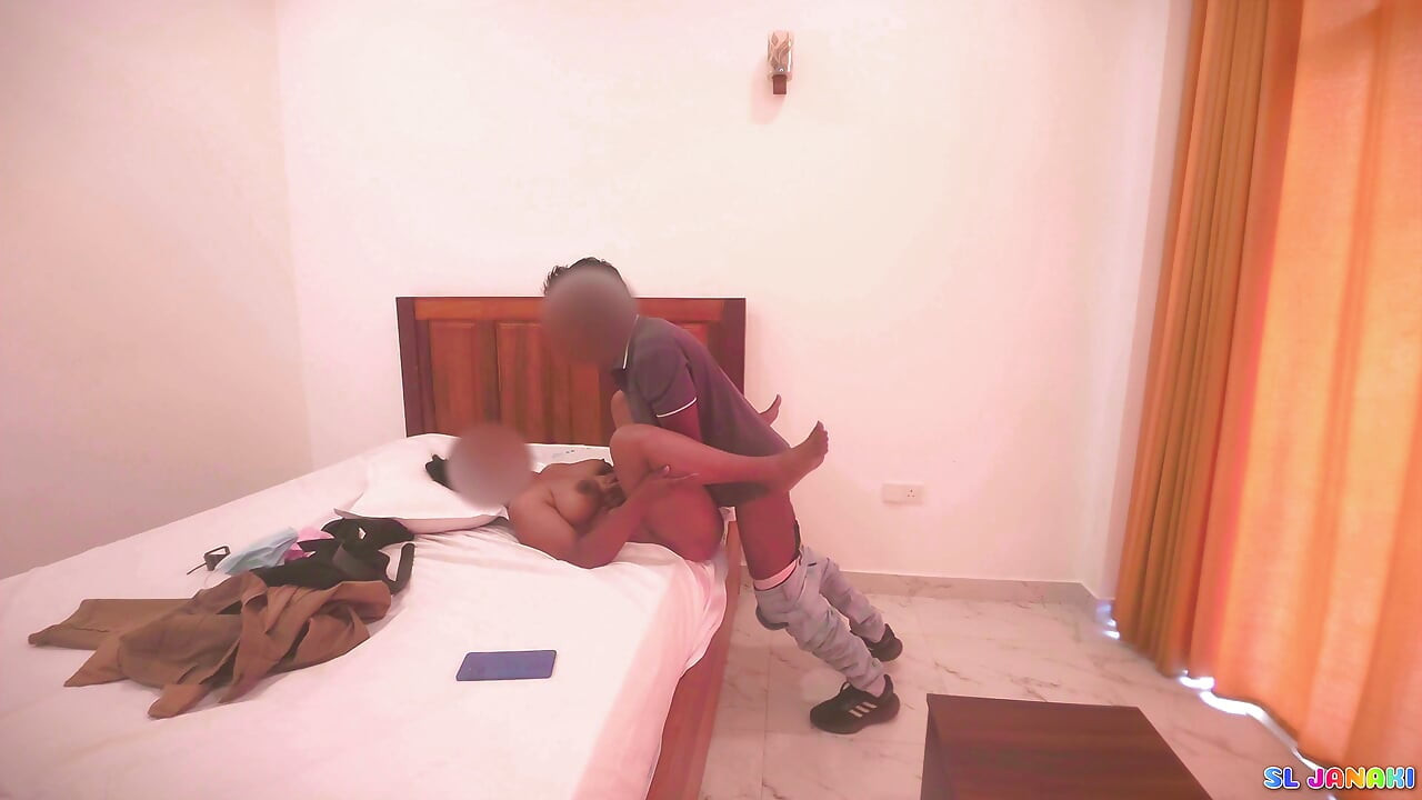 Rest House Supervisor Sex with Cleaning Staff Girl