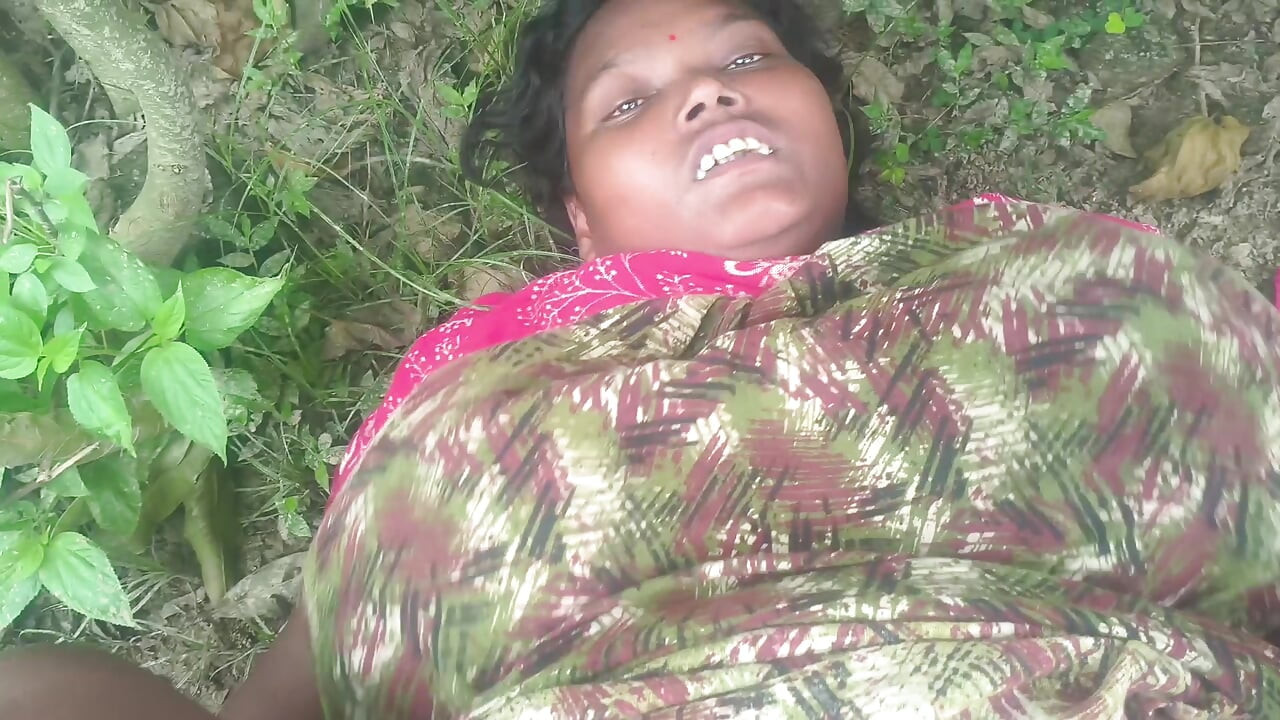 Bhabhi ko jungle mein le jakar chudai ki outdoor