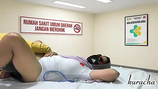 Ateşli tombul hemşire onu sikmek için doktora geldi.