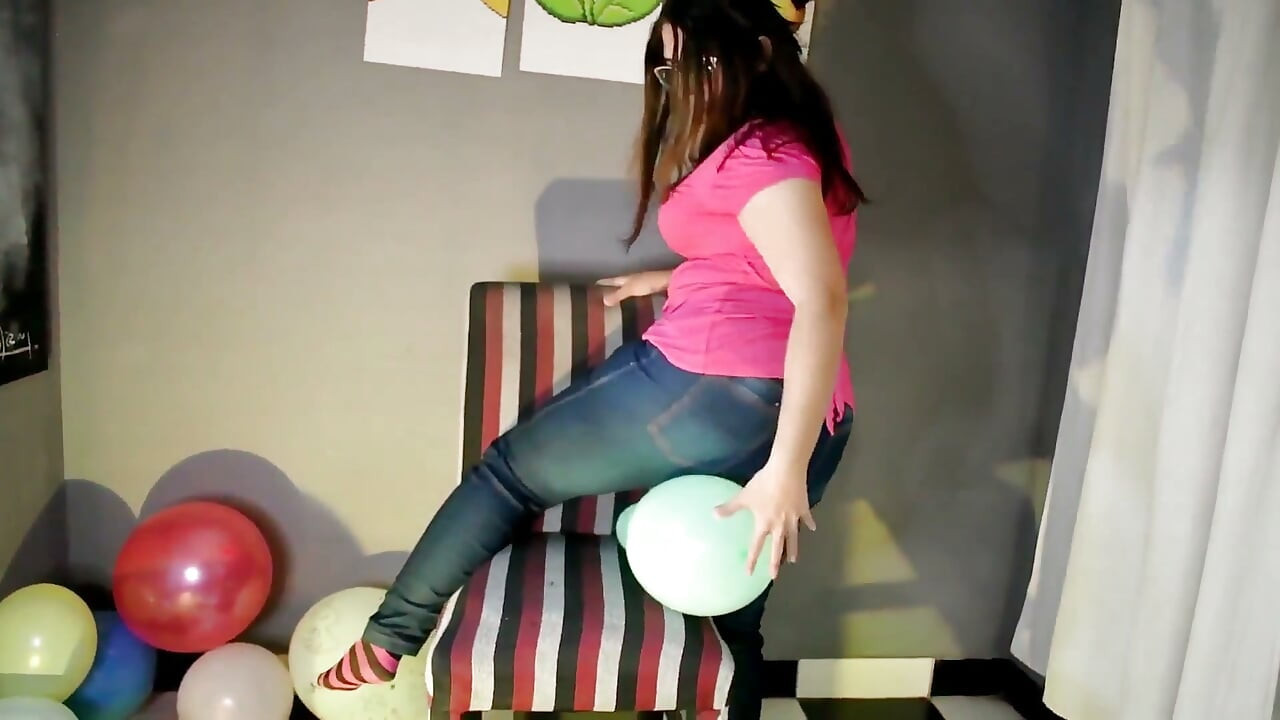 Duduk besar-besaran untuk pop dan berbogel semasa melakukannya - Bunny Looner
