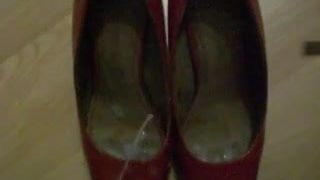 Corrida sobre sus zapatos rojos