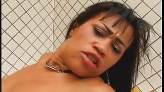 Brezilyalı orta yaşlı seksi kadın sıkı deliklerini büyük yaraklı bir adama siktiriyor