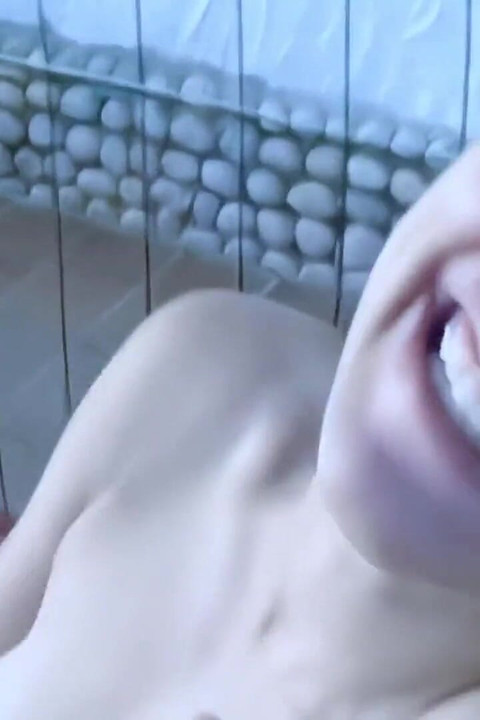 Val: Lijepo Val radi striptiz