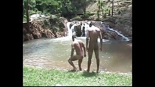 温泉はブラジルのCaipoeraダンサーが好きへ吸うと性交