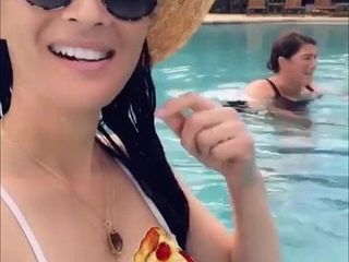 Olivia Munn în bikini alb (igvideo)