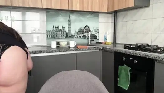 Jucielussie masturbasi pagi-pagi di dapur