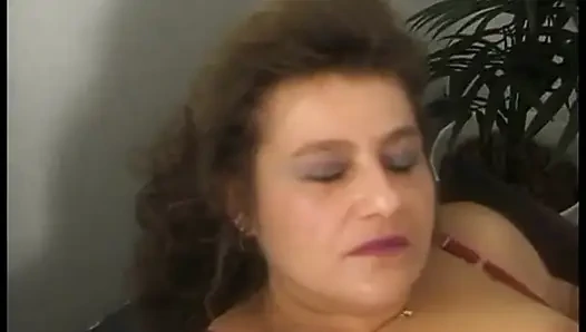 Olgun bayan dans etmeyi ve kıyafetlerini çıkarmayı seviyor