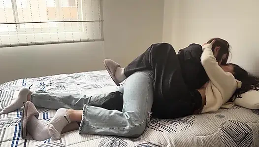 Kami bergesekan di atas satu sama lain