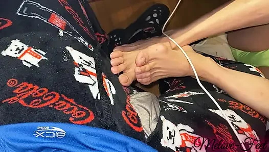 Melove pengen muasin naelor dengan kaki seksi dan kaki panjangnya