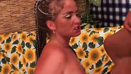 Azgın orta yaşlı seksi kadın vahşi kanepede sikiliyor