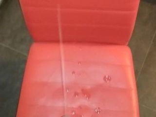 Cumming auf einem roten Stuhl