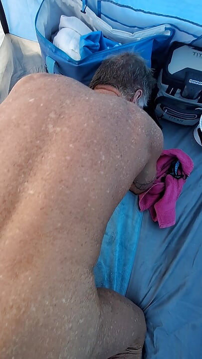 Key dobiva duboko grlo i Pedro je jebe na plaži