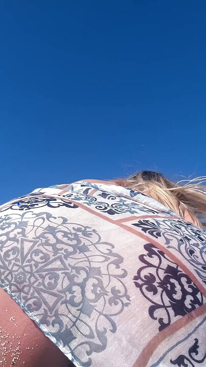 Une Fille Sans Culotte Exhibe Sa Chatte Et Ses Seins En Public