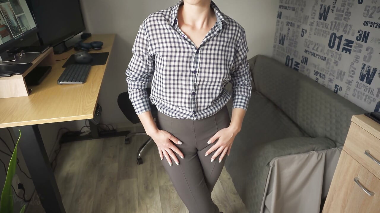 Une secrétaire coquine vous séduit avec son cameltoe en pantalon moulant