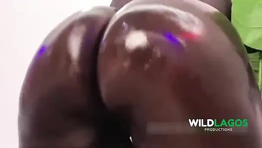 Afrikalı büyük götlü büyük güzel kadın sert yarak alıyor