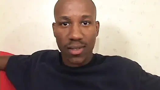 Wanita mulatto berambut merah yang cantik menikmati kontol di memeknya yang sempit dan basah