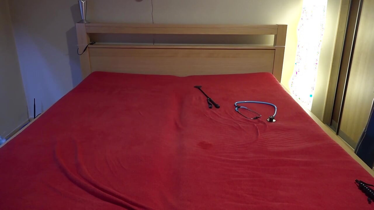 Dokter lateks danielle lagi asik masturbasi fisting memeknya sampai muncrat