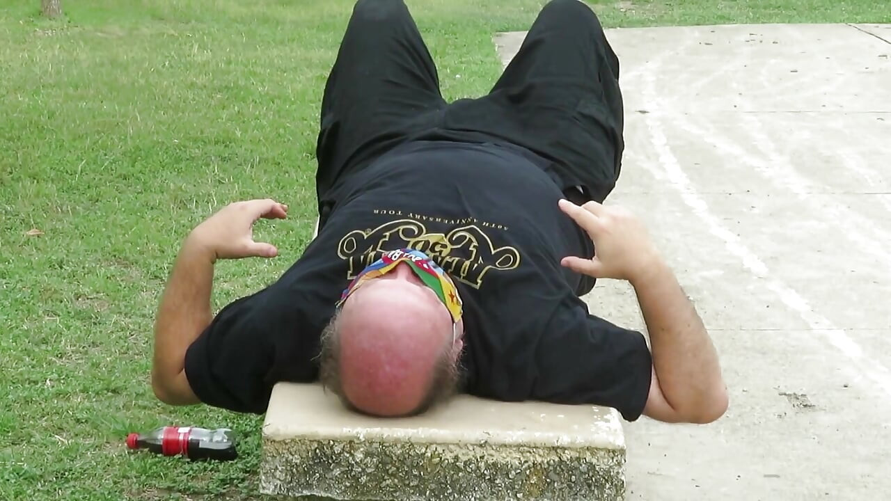 Bangku taman duduk muka dalam renda merah jambu saya