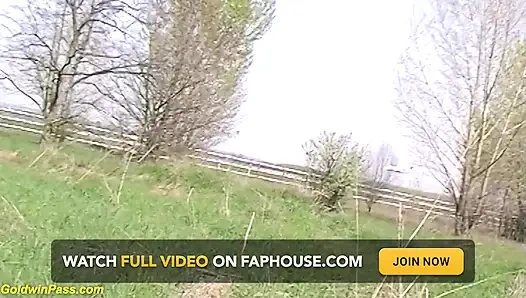 Adik tiri bertubuh kurus dientot anal habis-habisan di luar ruangan