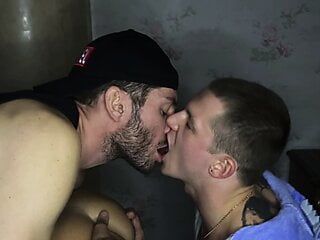 2 Schwule auf einer Party ficken einen Freund und kommen auf die Muschi