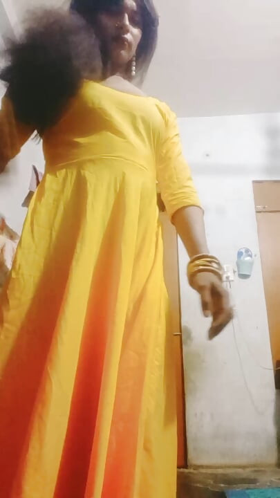 Urvashi Rani silk salwar phenke ghar ke andar ghapaghap krrhi thi