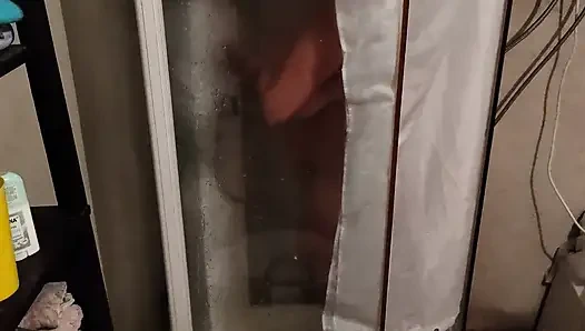 Meine stiefschwester in der dusche erwischt. Sie ließ mich auf ihren vollbusigen körper beobachten