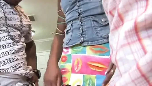 Дикие чернокожие сучки в поисках большой любви!