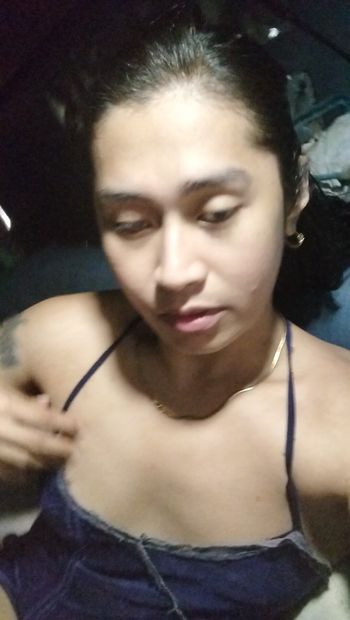 Wanita cantik berjalan menyusuri jalan