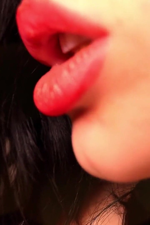 Jilat bibir merah besar dan menggoda kontol