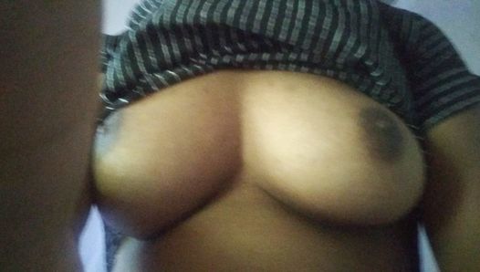 Une tatie indienne mallu montre ses seins et joue toute seule 58