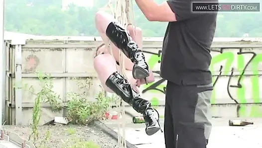 Sarışın genç kız bağlanıyor ve iplerle asılıyor