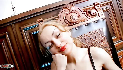 Krystal Wallas: отличная миниатюрная брюнетка с большими сиськами Krystal снимает одежду