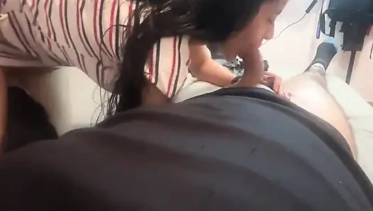 Güzel genç kız evime geliyor ve bana bu şekilde para ödüyor, tüm gece sikişiyoruz
