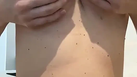 Ich hatte nicht erwartet, dass das geschieht, als ich anfing, meine brustwarzen zu reiben